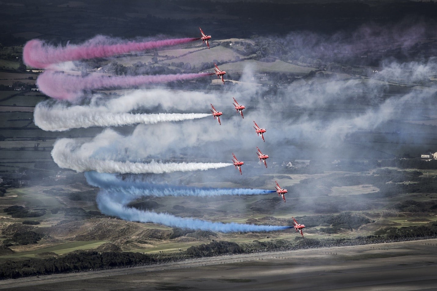 jets with colored streams